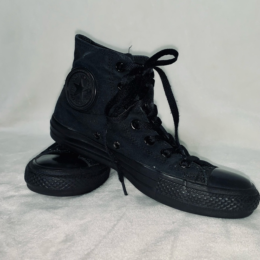 All black used converse size 7 womens